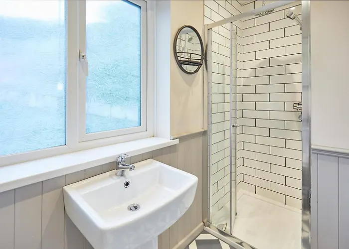 Host & - Watch House スカーバラ