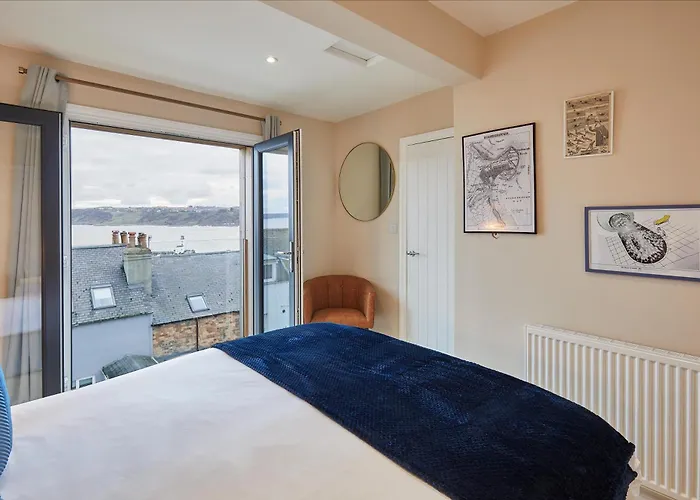 Host & - Watch House * スカーバラ